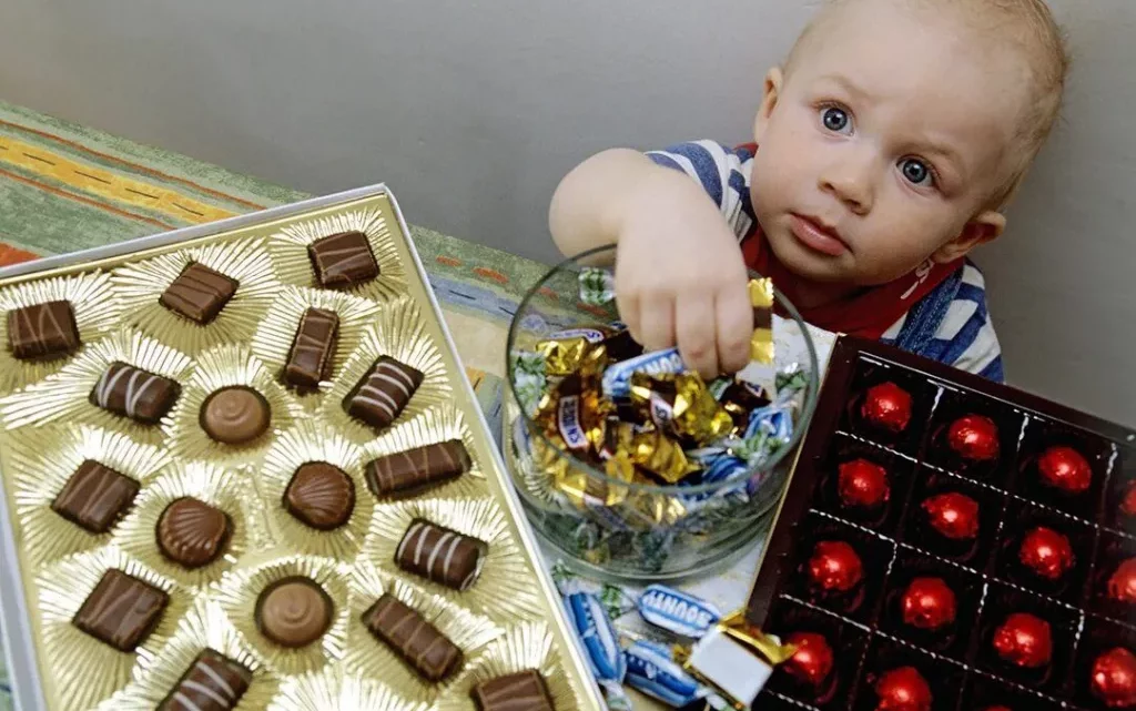 Как сбалансированно подходить к потреблению конфет детьми